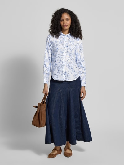 Frauenmodel trägt Regular Fit Bluse im Allover-Look von Gant in Weiß mit blauem Muster aus reiner Baumwolle, Ganzkörperansicht von vorne.