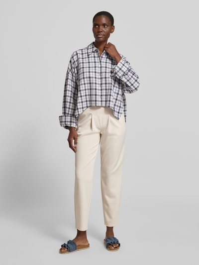 Frauenmodel trägt Sweatpants mit französischen Eingrifftaschen von monari in Creme, gerader Schnitt, Bund mit Kordelzug, Material-Mix mit Viskose-Anteil, Ganzkörperansicht von vorne.