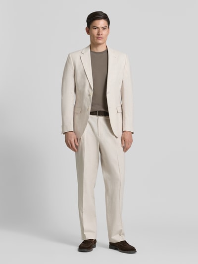 Männermodel trägt Anzughose aus Leinen-Mix mit Bügelfalten von MCNEAL in Beige, Wide-Fit, mit Haken, Knopf, Reißverschluss, Ganzkörperansicht von vorne.