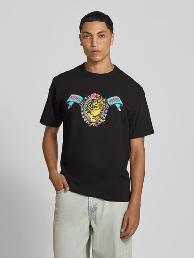 Männermodel trägt Regular Fit T-Shirt aus reiner katoen van Kenzo met labelprint, zwarte kleur, ronde hals, korte mouwen, ruglengte maat M 69 cm, Ganzkörperansicht von vorne.