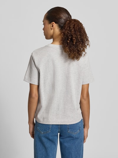 Kobiece modelka nosi damski t-shirt Boxy Fit T-Shirt aus Baumwoll-Viskose-Mix Modell 'ESSENTIAL' od Selected Femme w jasnoszarym kolorze, prosta faktura, prosty dół, damski t-shirt od Selected Femme, całkowity widok z tyłu