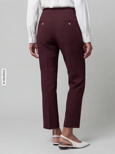 Frauenmodel trägt Regular Fit Weite Hose mit Viskose-Anteil Modell 'ALARA' von SEDUCTIVE in Dunkelrot, Damen Weite Hose, Ganzkörperansicht Rückansicht.