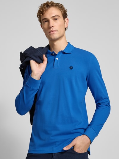 Mannenmodel draagt Regular Fit Poloshirt uit puur katoen van MCNEAL, Polokraag met knoopsluiting, labelstitching, shirt met lange mouwen, ruglengte maat M 73 cm, effen blauw, vooraanzicht buste close-up.