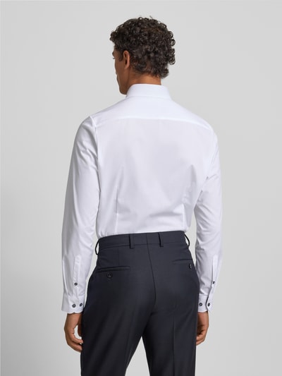 Männermodel draagt Slim Fit Businesshemd in Premiumkwaliteit van OLYMP, look: effen, katoenmix, contrastknopen, model ROYAL, kentkraag, sportmanchet, popeline materiaal, ruglengte maat 40 is 80 cm, schouderbreedte 42 cm, mouwlengte 66 cm, onderhoudsarm, hoogwaardig. Ganzkörperansicht Rückansicht.