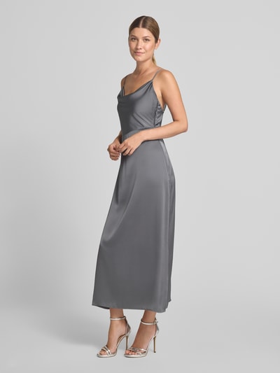 Frauenmodel trägt Abendkleid aus Satin Modell 'RAVENNA' von VILA in Grau, gerader Schnitt, Wasserfall-Ausschnitt, Ganzkörperansicht von vorne.