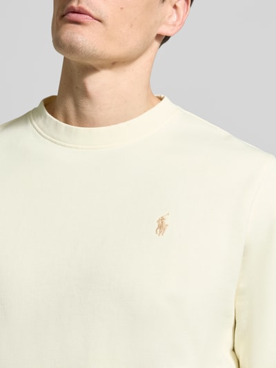 Männermodel trägt Relaxed Fit Sweatshirt aus reiner Baumwolle von Polo Ralph Lauren in Unifarbe mit Logo-Detail, Nahaufnahme Oberkörper.