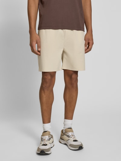 Männermodel trägt Shorts mit elastischem Bund Modell 'Raphael' von Les Deux aus Material-Mix mit Stretch-Anteil, Regular-Fit, Ganzkörperansicht von vorne.