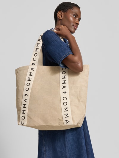 Frauenmodel trägt Tote Bag mit Label-Prints von comma aus Jute-Mix mit Baumwoll-Anteil, naturfarben, Nahaufnahme Oberkörper