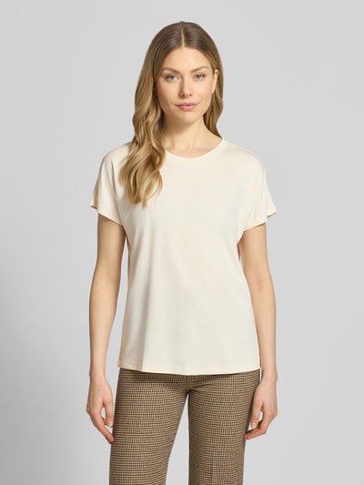 Modelka nosi T-Shirt aus Modal-Mix mit Rundhalsausschnitt von Jake*s Collection w kolorze jasnobeżowym, krój regular fit, damski t-shirt, okrągły dekolt, długość tyłu w rozmiarze S: 58 cm, gładka faktura, widok całej sylwetki z przodu.