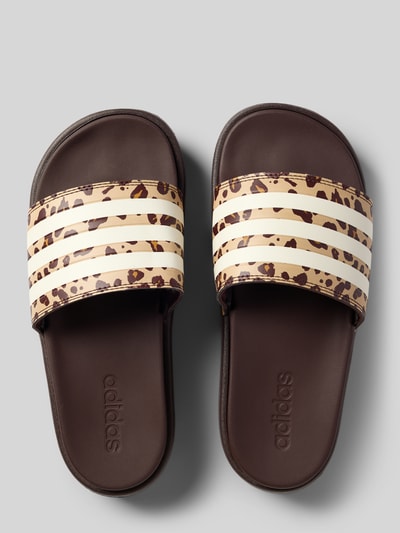 Produktfoto, Badeschuhe mit Label-Prägung Modell 'ADILETTE PLATFORM' von adidas Sportswear, wielokolorowy leo-look, nosek peep toe, podeszwa strukturalna, obcas typu platforma, zapięcie wsuwane, aplikacja z logo