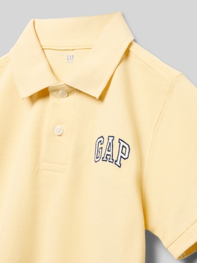 Produktfoto, Poloshirt mit Logo und Knopfleiste von GAP in zartem Gelb aus reiner Baumwolle, strukturierte Oberfläche, Regular Fit