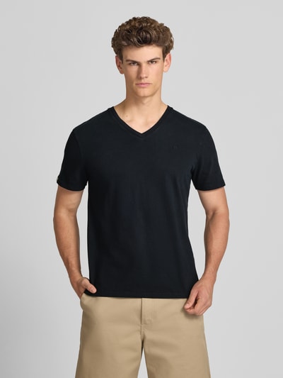 Männermodel trägt T-Shirt aus Baumwoll-Leinen-Mix mit V-Ausschnitt von Superdry, Regular-Fit, Stitching, Rückenlänge 68 cm, schwarze Farbe, glatte Struktur, Ganzkörperansicht von vorne.