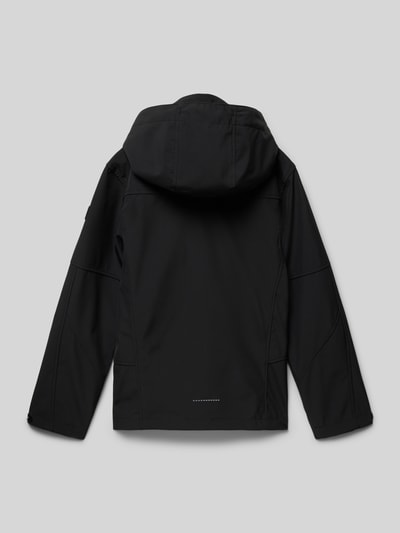 Jongensmodel draagt Regular Fit Jacke mit Napoleontasche van Killtec, zwart, recht silhouet, capuchon, ruglengte 55 cm, schouderbreedte 35 cm, mouwlengte 51 cm, rits en zijzakken met rits, rugaanzicht.