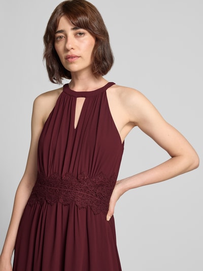 Frauenmodel trägt Abendkleid mit Taillenband Modell 'MILINA' von VILA in Bordeaux, Chiffon, Schlüsselloch-Ausschnitt, Nahaufnahme Oberkörper.