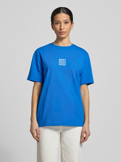 Vrouwenmodel draagt Relaxed Fit T-shirt uit puur katoen model 'BROOK SS HOTEL' van Selected Femme, look: effen, applicatie met labelstitching, ronde hals, korte mouw, materiaalverwerking: jersey, materiaal: puur katoen, geheelvooraanzicht bovenlichaam.