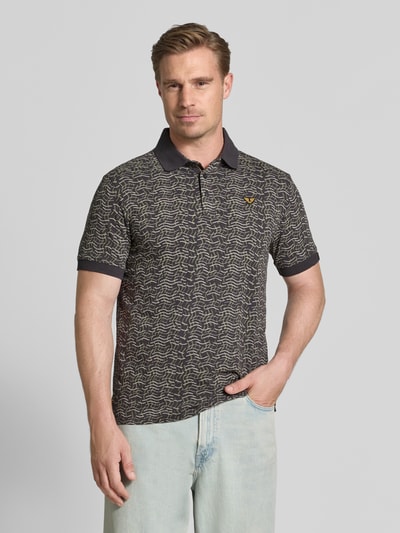 Mannenmodel draagt Slim Fit Poloshirt im Allover-Look van PME Legend in mix van katoen en elastaan met labelstitching, knoopsluiting, zwart-gele tinten, all-over look, ruglengte bij maat M 75 cm, all-over zigzageffect, voorkant, halfbody opname.