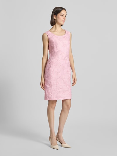 Vrouwenmodel draagt knielange kokerjurk met stitchings, ronde hals, recht model van WHITE LABEL, lichtroze, textuur, volledig frontaal zicht.