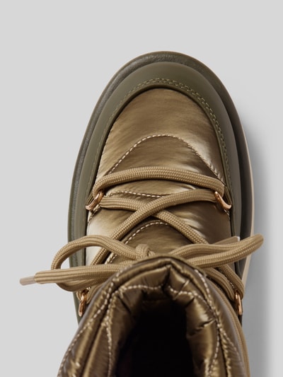 Produktfoto, Boots mit Label-Patch von Blauer USA, glänzendes Olivgrün, strukturierte Plateausohle, Schnürverschluss, Nahaufnahme Vorderfuß, Damenmodell
