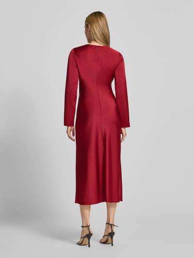 Frauenmodel trägt Midikleid aus Satin von Emporio Armani in Rot, körpernahe Passform, langärmelig, Ganzkörperansicht Rückansicht.
