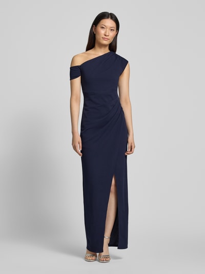 Frauenmodel trägt Abendkleid in Maxikleid mit Gehschlitz von Lipsy, Dunkelblau, Elastischer-Material-Mix, Tailliert, Off-Shoulder-Design, Raffung, Ganzkörperansicht von vorne.