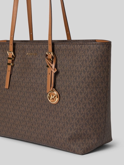 Produktfoto, torba shopper z otwartą główną przegrodą, uchwyty, model 'QUINN', detale z logo, MICHAEL Michael Kors, szerokość w rozmiarze 45 cm, długość w rozmiarze 29 cm, głębokość w rozmiarze 15 cm, długość paska na ramię w rozmiarze 65 cm, brązowe odcienie, wzór z logo, gładka tekstura