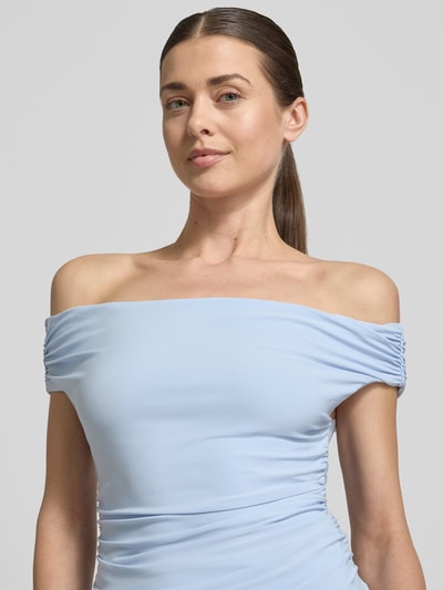 Vrouwenmodel draagt Slim Fit T-Shirt met raffingen model 'Mimi' van Forever New, lichtblauw, off-shoulder, rechte hals, elastische stof, close-up bovenlichaam.