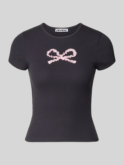 Produktfoto, schwarzes T-Shirt mit Rundhalsausschnitt Modell 'PREPPY HEART' von Review, rosa Schleifenprint, fein gerippte Baumwollmischung