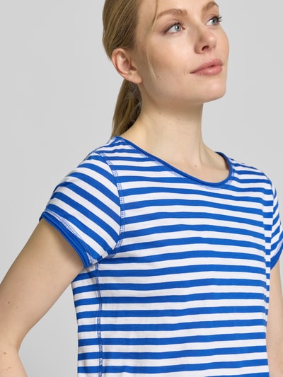 Frauenmodel trägt Regular Fit T-Shirt aus Baumwoll-Flammgarn von s.Oliver RED LABEL, blau-weiß gestreift, Rundhals, Kurzarm, Nahaufnahme Oberkörper.