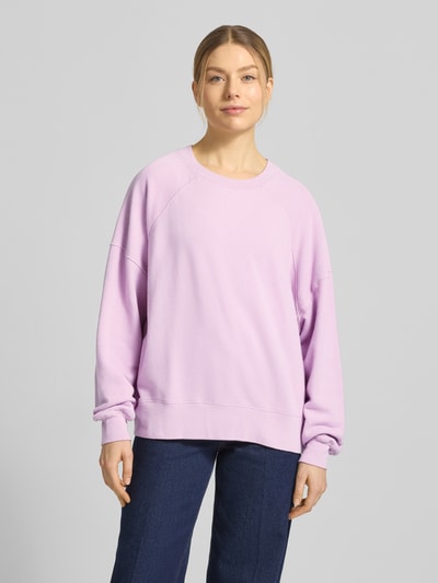 Frauenmodel trägt Sweatshirt mit stark überschnittenen Schultern Modell 'ATUBAY' von American Vintage in Flieder, lockerer Schnitt, Baumwoll-Mix, Ganzkörperansicht von vorne