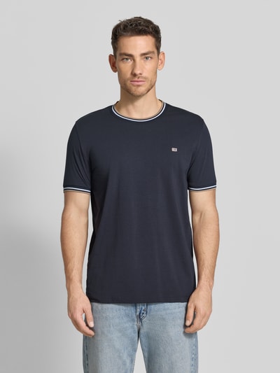 Männermodel trägt T-Shirt mit Kontraststreifen und Rundhalsausschnitt von Christian Berg Men im Regular-Fit aus Baumwoll-Elasthan-Mix, dunkle Farbe, Rückenlänge bei Größe M 71 cm, Ganzkörperansicht von vorne.