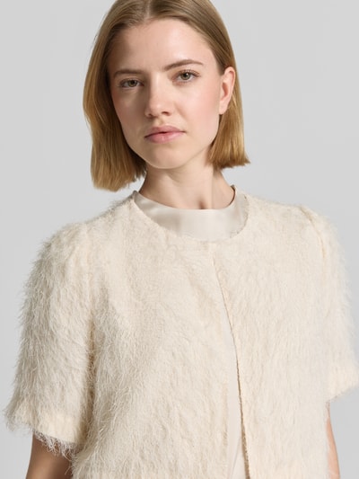 Frauenmodel trägt Regular Fit Bolero mit feinen Fransen von s.Oliver BLACK LABEL, Optik: Unifarben, Rundhals, Haken-Öse, Kurzarm, Nahaufnahme Oberkörper.