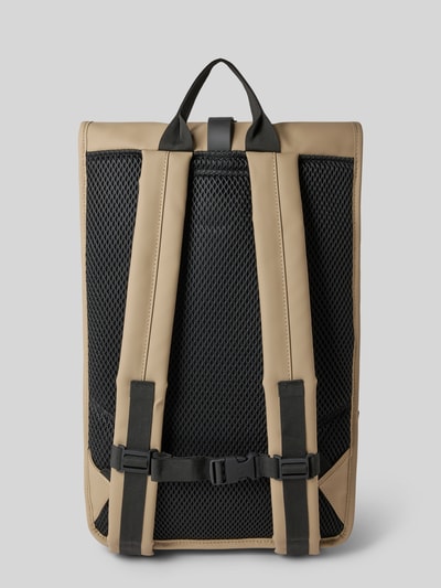 Productfoto, Rolltop Rucksack mit Reißverschlusstasche van Rains in beige en zwart, verstelbare bandjes, draagband, karabijnhaak, breedte 31 cm, lengte 61 cm, diepte 15 cm, bandlengte 74 cm.