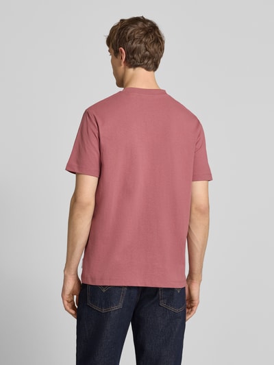 Männermodel trägt Relaxed Fit Oversized Shirt aus reiner Baumwolle von Marc O'Polo Denim, Optik: Unifarben, Ganzkörperansicht Rückansicht.