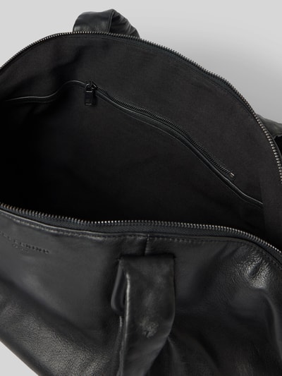 Produktfoto, Shopper aus echtem Leder mit Logo-Prägung Modell 'Lucy' von LIEBESKIND BERLIN in Schwarz, Hauptfach mit Reißverschluss, strukturierte glatte Oberfläche, Tragehenkel, Maße ca. 46 cm Breite, 31 cm Länge, 16 cm Tiefe, Schulterriemen 66 cm.