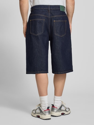 Męski model nosi Bermudas im 5-Pocket-Design Modell 'Script' od BLKVIS, czysta bawełna, krój wide leg fit, szerokość w rozmiarze 32: 42 cm, długość nogawki wewnętrznej: 33 cm, ciemnoniebieski denim, tekstura gładka, widok całego ciała z tyłu.