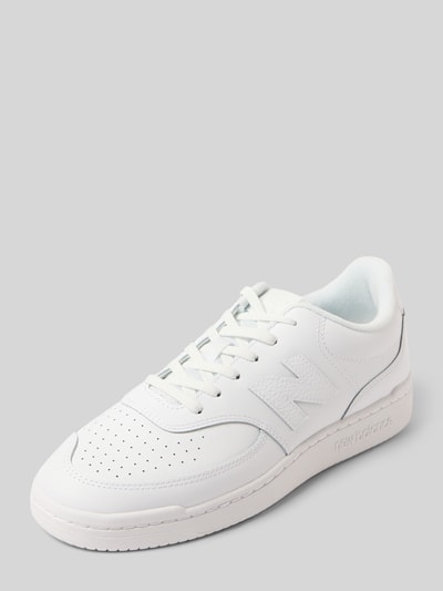 Produktfoto, witte heren sneakers met afgeronde punt, vetersluiting, labeldetails, model 'BB80' van New Balance, hakhoogte maat 45: 3 cm, schachthoogte maat 45: 8 cm, schachtbreedte maat 45: 10 cm