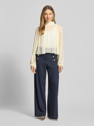 Frauenmodel trägt Loose Fit Langarmbluse aus reiner Viskose Modell 'AFFETTO' von MAX&Co., Optik: Unifarben, Relaxed-Fit, Stehkragen, einreihige Knopfleiste, Raglan-Ballonärmel mit schmaler Manschette, Materialverarbeitung: Crépon, Ganzkörperansicht von vorne.