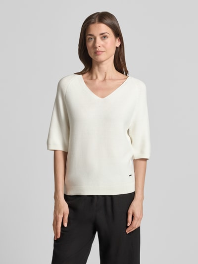 Frauenmodel trägt Regular Fit Strickpullover aus Baumwoll-Mix von s.Oliver RED LABEL in Unifarbe mit V-Ausschnitt, Nahaufnahme Oberkörper.