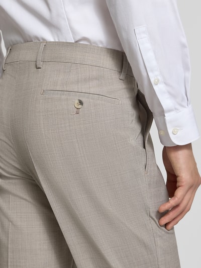 Mężczyznamodel nosi Regular Fit Anzughose mit Bügelfalten von HECHTER PARIS, jasnobeżowy materiał z domieszką wełny, krój regular fit, widoczne kieszenie, szerokość w rozmiarze 50: 45 cm, długość nogawki od wewnątrz: 84 cm, detal tylnej kieszeni, zbliżenie na górną część spodni, detalaufnahme