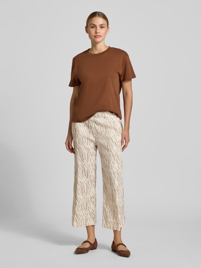 Frauenmodel trägt Slim Fit Culotte aus Leinen-Mix Modell 'PAM CULOTTE' von Raphaela By Brax mit Optik:Allover-Muster, Cropped, seitliche Eingrifftaschen, Paspeltaschen, Ganzkörperansicht von vorne.