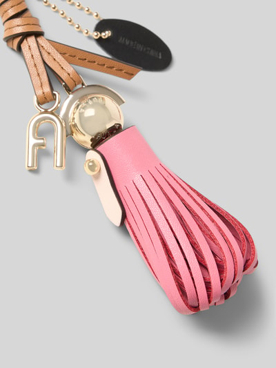 Produktfoto, zawieszka z szlufką model 'SFERA GIRL' od Furla, wytłoczone logo, odcień różowy i złoty, tekstura skóry, kontekst: zawieszka damska marki Furla