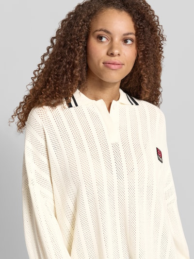 Frauenmodel trägt Oversized Longsleeve in Strick-Optik mit Polokragen von Karo Kauer im Viskose-Mix, cremefarben, Nahaufnahme Oberkörper.