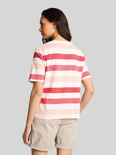 Kobiece model prezentuje Relaxed Fit T-Shirt aus reiner Baumwolle von Tom Tailor, jersey w paski, krótki rękaw, widok całej sylwetki z tyłu.