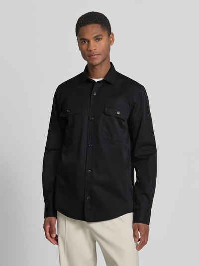 Männermodel trägt Regular Fit Overshirt aus Baumwoll-Lyocell-Mix Modell 'H-ROB-SP-2P-263' von BOSS, unifarben, Ganzkörperansicht von vorne.