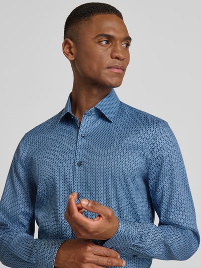 Männermodel trägt Slim Fit Businesshemd aus katoenmix met Kentkraag van OLYMP Level Five, blauw patroon, Nahaufnahme Oberkörper.