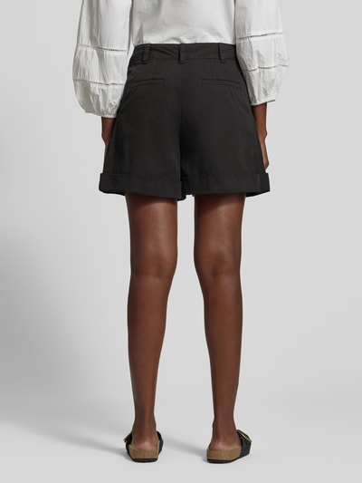 Frauenmodel trägt Relaxed Fit Shorts aus Baumwoll-Mix Modell 'TANESSA-D' von BOSS Orange, unifarben, Logo-Stitching, Rückansicht