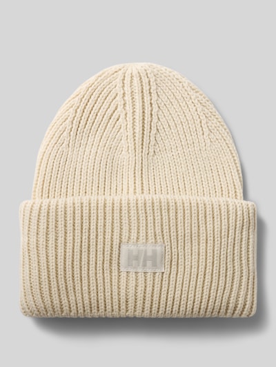 Produktfoto, Beanie in Strick-Optik mit Logo-Patch von Helly Hansen in Creme, Fixierter Bund, Strukturmuster, klare Textur, neutraler Hintergrund.