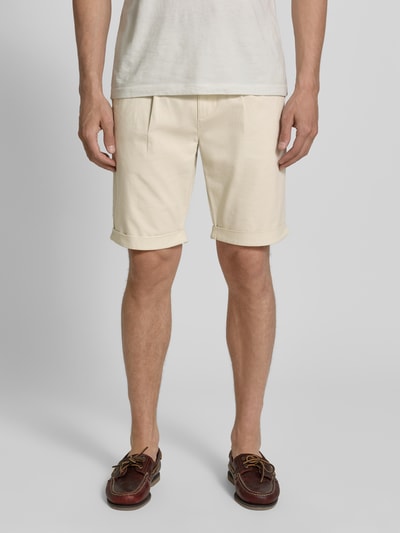 Männermodel trägt Chino Shorts mit Gesäßleistentaschen von Lerros in Beige, Baumwoll-Mix, Straight Fit, elastischer Bund, Ganzkörperansicht von vorne.