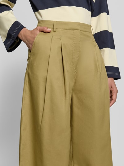 Frauenmodel trägt Stoffhose in verkürzter Passform von JAKE*S STUDIO WOMAN aus reiner Baumwolle, lockerer Schnitt, französische Eingrifftaschen, Gesäßtasche, Detailaufnahme.