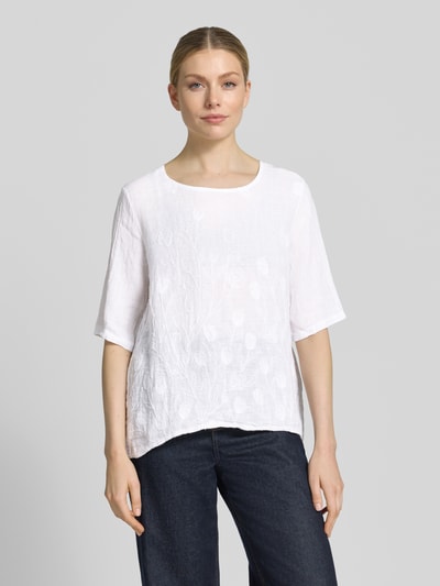 Frauenmodel trägt Blusenshirt mit Stitchings Modell 'No44raa' von ZABAIONE, Relaxed-Fit, weiß, Rundhalsausschnitt, 1/2-Arm, Ganzkörperansicht von vorne.